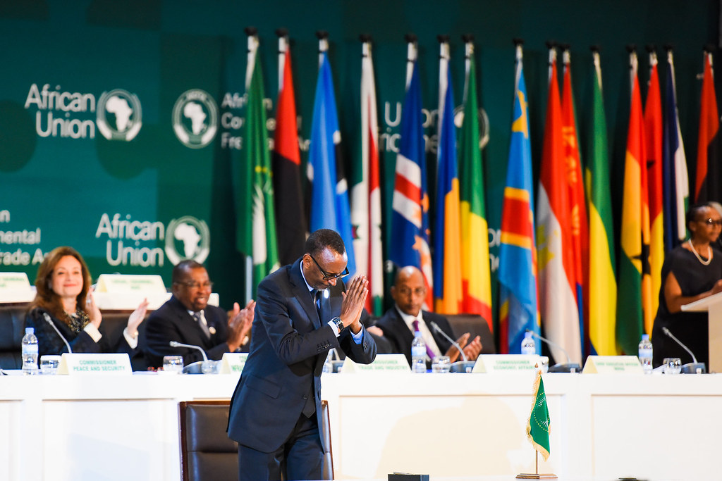 Perezida Kagame asuhuza abakuru b'ibihugu n'abandi bayobozi bo ku Mugabane wa Afurika bitabiriye Inama ya AU yabereye muri Kigali Convention Centre ku wa 10 kugeza ku wa 18 Nyakanga 2016