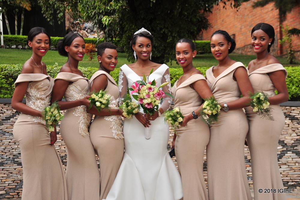 Muhikira Irene n'abakobwa bamugaragiye ku munsi w'ubukwe bwe
