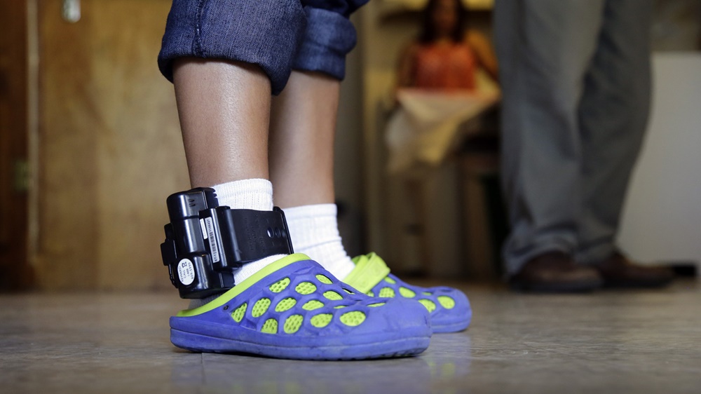 Aka kuma kazwi nka ‘ankle monitor/Surveillance électronique’ gakoreshwa n’inzego z’ubutabera iyo hari umuntu ukekwaho icyaha cyangwa cyaramuhamye, bashaka ko atarenga ahantu runaka