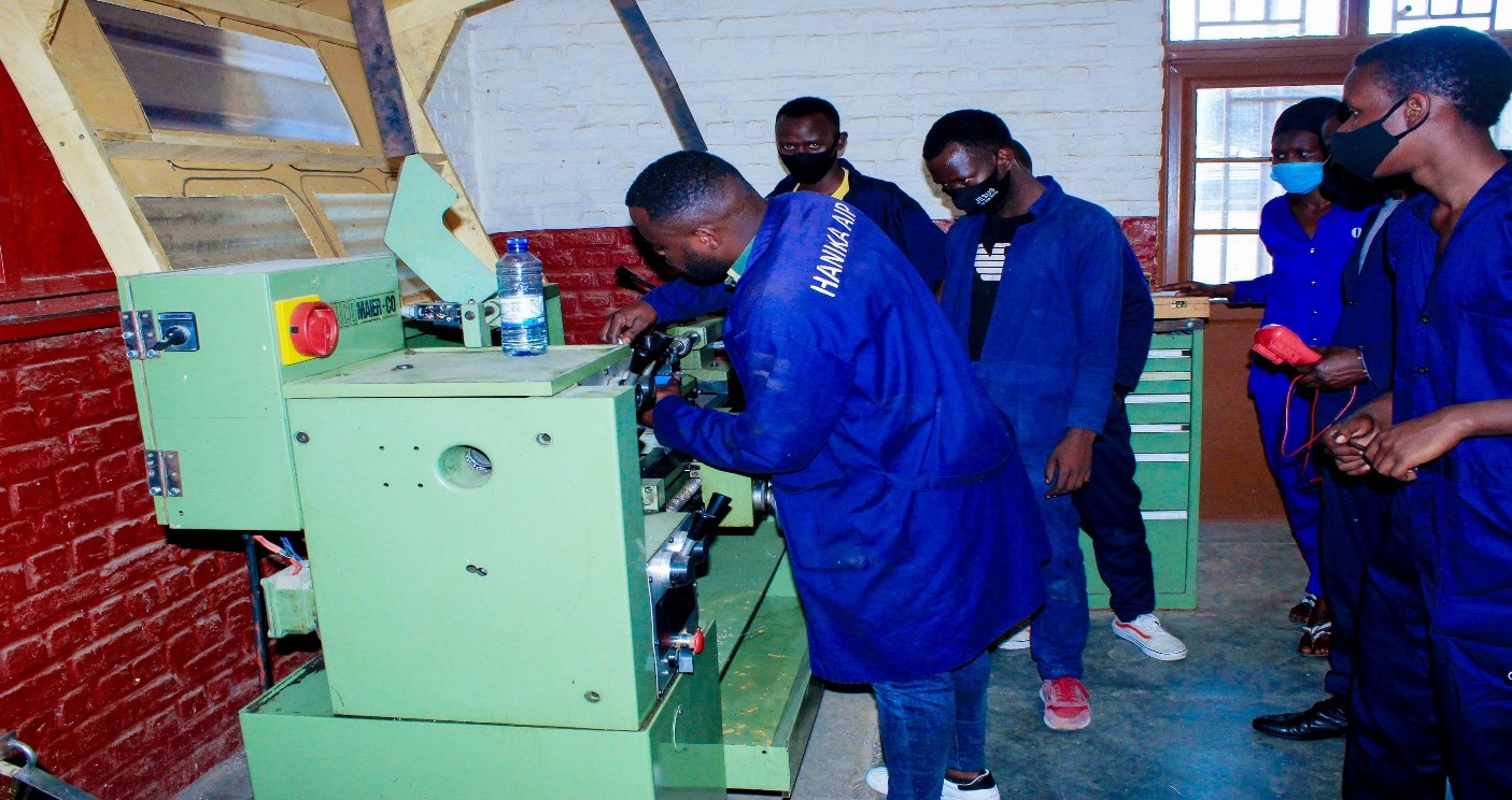 Abanyeshuri ba Mechanical Engineering bari gukora amaburo
