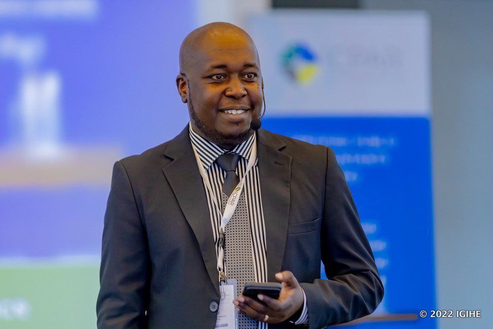 Bosco Mkombozi Karake aha ikaze abitabiriye aya mahugurwa baturutse mu bice bitandukanye by'Isi
