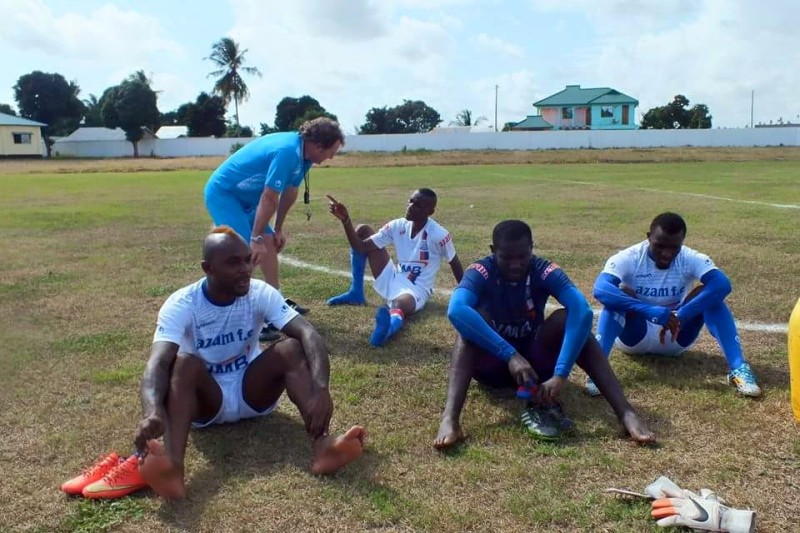 Umutoza wa AZAM FC Stewart Hall yashimye imiknire ya Migi mu gihe gito ahamaze