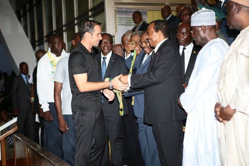 Muri Coton Sports yahatwariye igikombe cya shampiyona n'iki cy'igihugu yahabwaga na Perezida wa Cameroun mu 2014