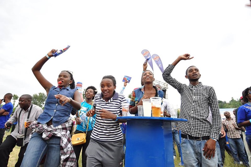 Babyina umuziki banywa ibinyobwa bya Bralirwa