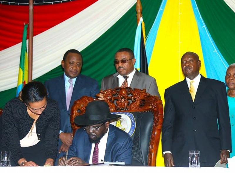 Perezida Kiir ashyira umukono ku masezerano y'amahoro, Museveni, Desalegn na Kenyatta bareba