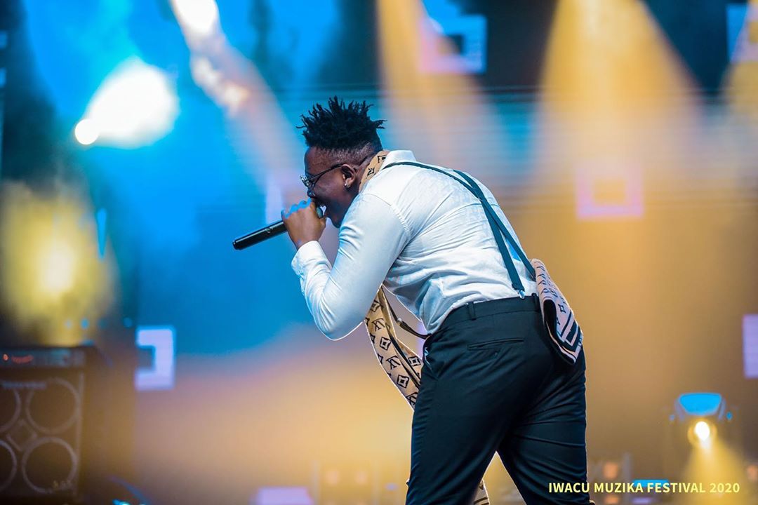Uyu musore yakoze iyo bwabaga ashimisha abari bakurikiye igitaramo