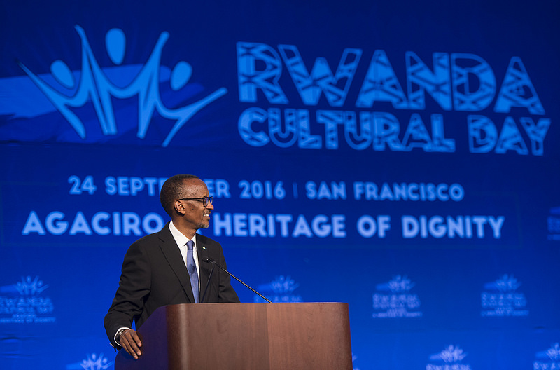 Mu mwanya wo kubaza ibibazo bitandukanye cyangwa gutanga ibitekerezoPerezida Kagame yavuze ko mu Rwanda ubutinganyi atari ikibazo
