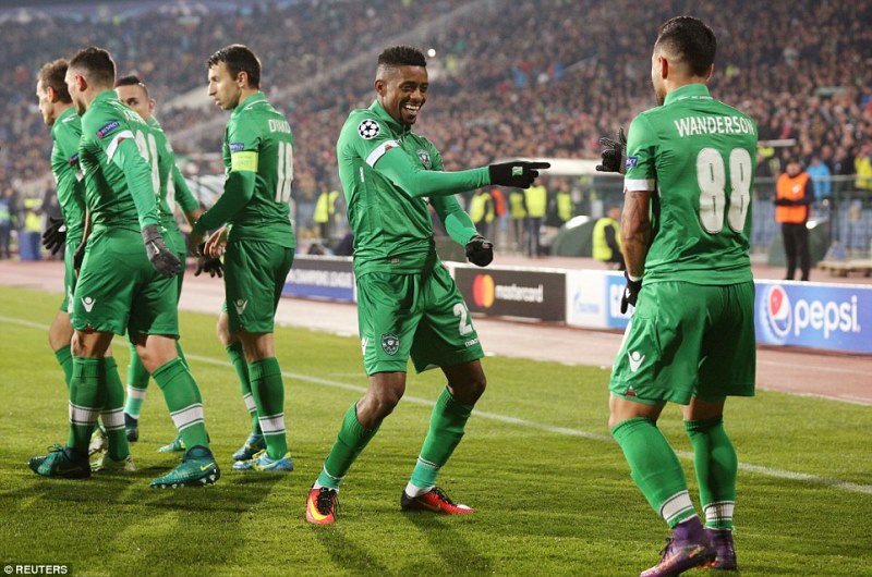 Jonathan Cafu (wirabura) yari yazonze Arsenal