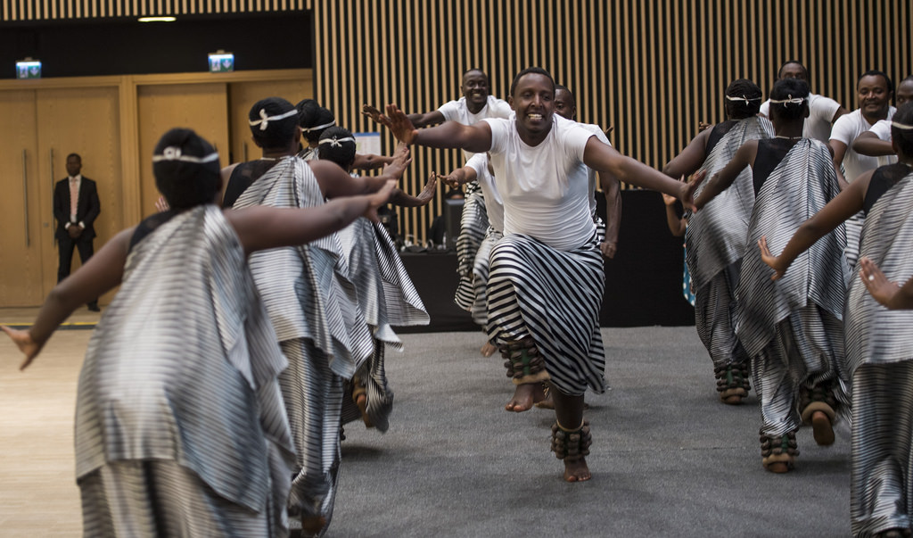 Abasore n'inkumi babyina imbyino gakondo baserutse mu isangira ryabereye muri Kigali Convention Centre