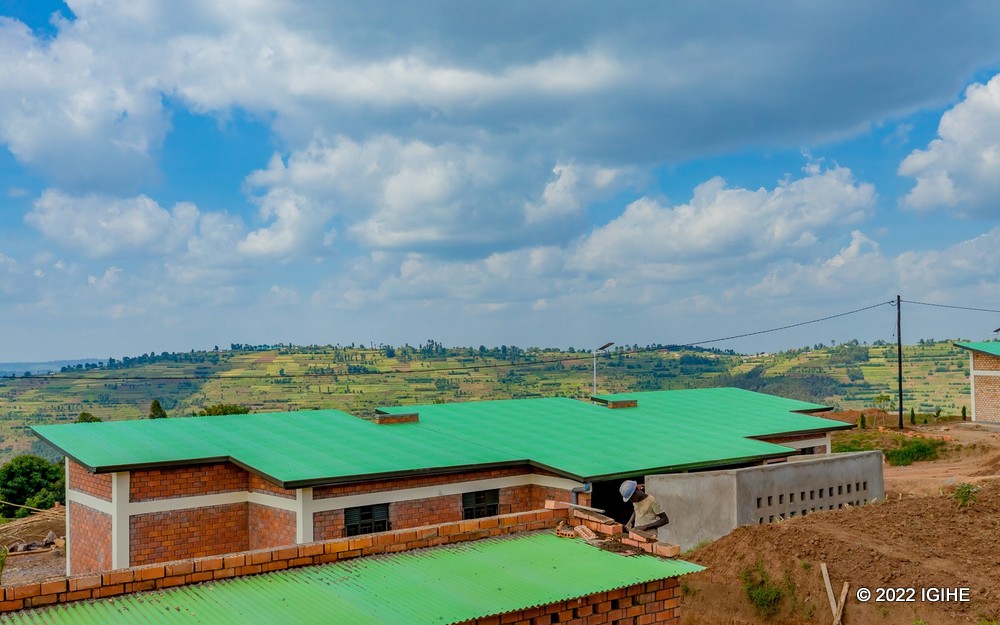 Inyubako zo mu Mudugudu wa Kabeza zasakajwe amabati adatuma urumuri ruhita ahubwo mu nzu hahora hahehereye. Ubu nabwo ni uburyo bwo kubaka ubukungu butangiza ibidukikije