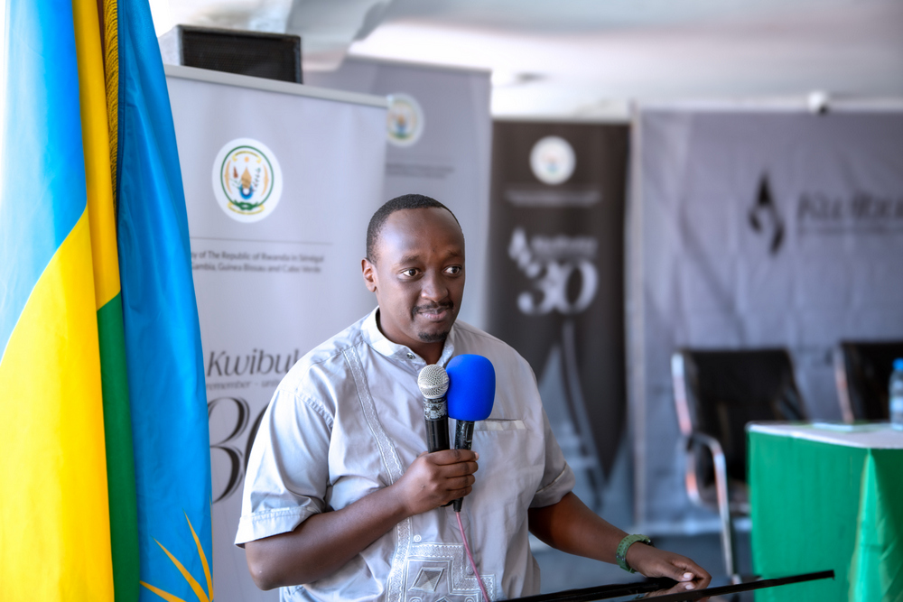 Perezida wa IBUKA Sénégal, Dr Rwogera Munana Yves yerekanye uburyo kubungabunga ubuzima bwo mu mutwe bifasha kuvura ibikomere