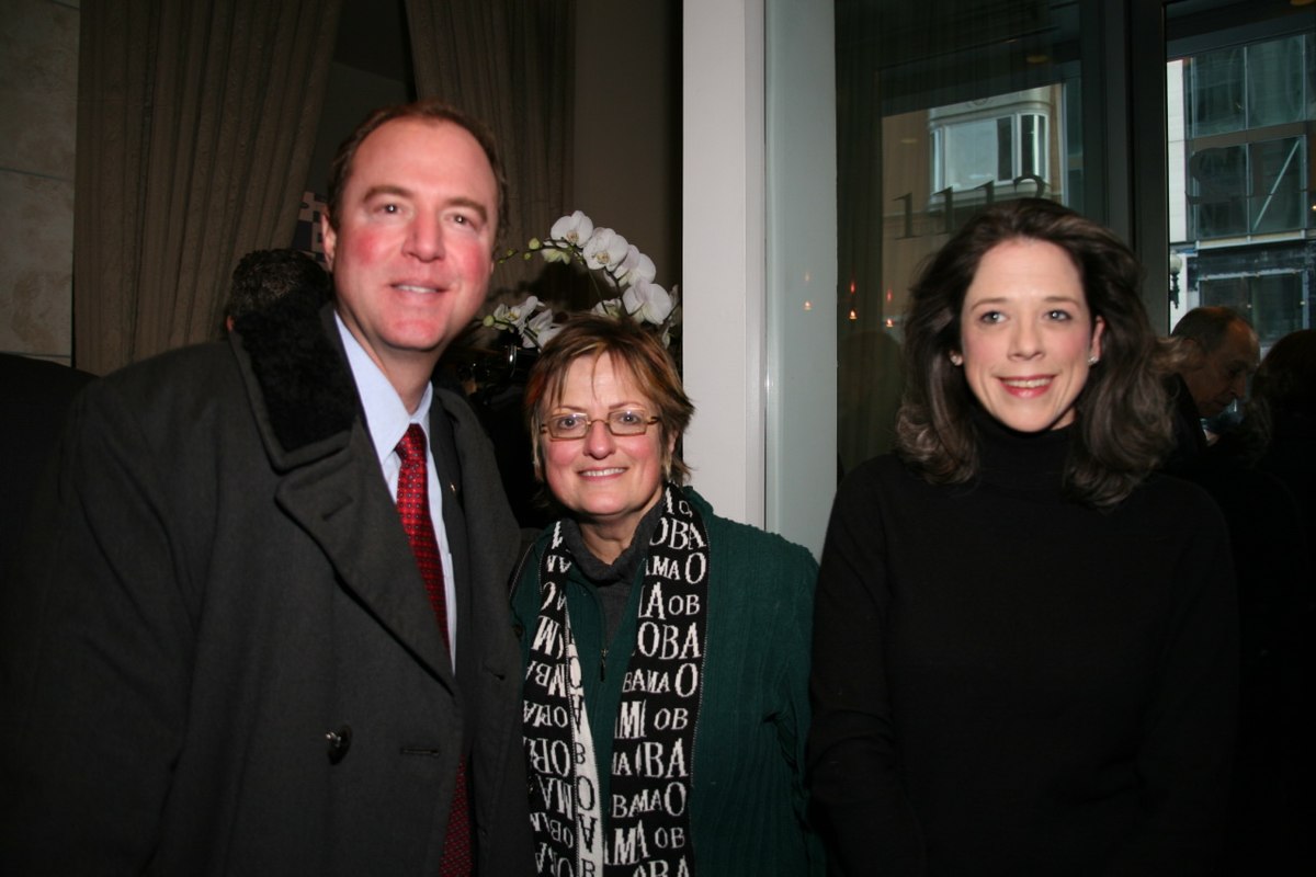 Umwe mu bagize inteko ya Amerika Adam Schiff ari kumwe n'umu lobbyist ukomeye witwa Heather Podesta (hagati)
