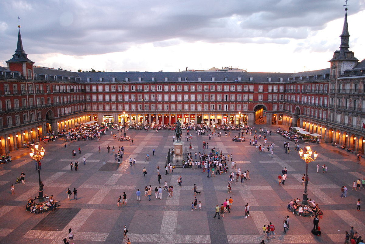 Plaza Mayor ni kamwe mu duce dusurwa cyane muri Espagne
