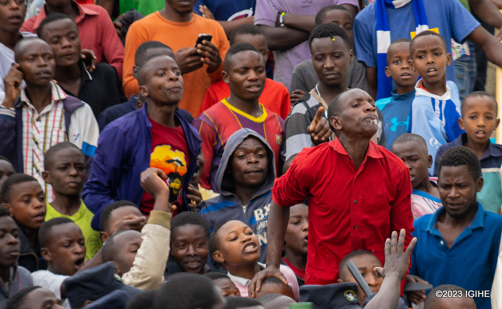 Nyuma y'uko batemereranyijwe na bimwe mu byemezo by'abasifuzi umujinya wazamutse maze babavunderezaho amacandwe