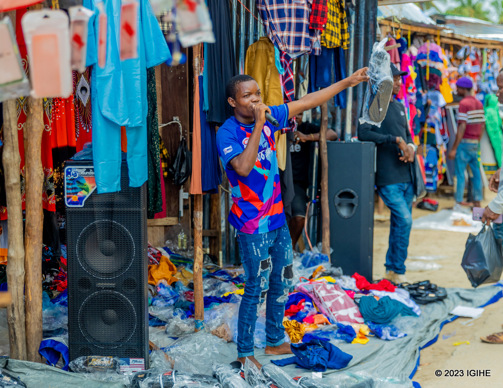 Uyu aba afite indangururamajwi ahamagarira abantu kugura imyenda kuri 'poromosiyo'