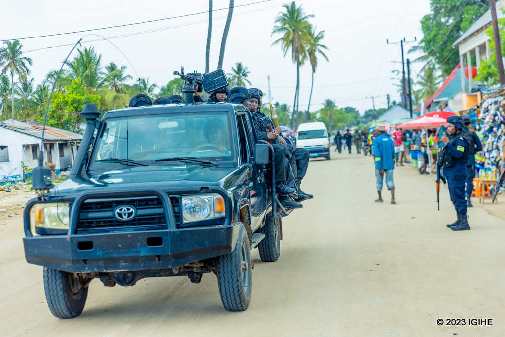 Imodoka za Polisi y'u Rwanda ziba zibisikana hirya no hino zireba niba nta kibazo cy'umutekano muke abaturage bafite