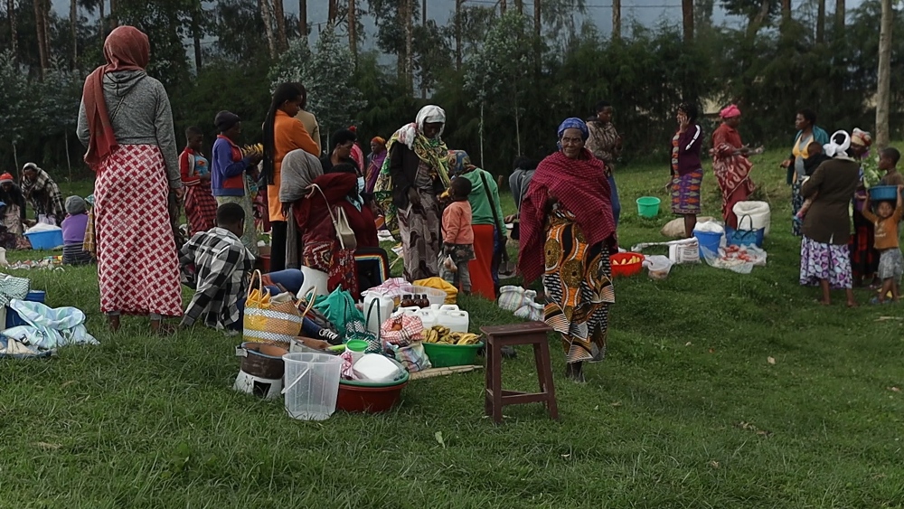 Abaturiye inkambi bahabwa umwanya wo kuzana ibicuruzwa birimo ibiribwa, impunzi zifite ubushobozi zigahaha