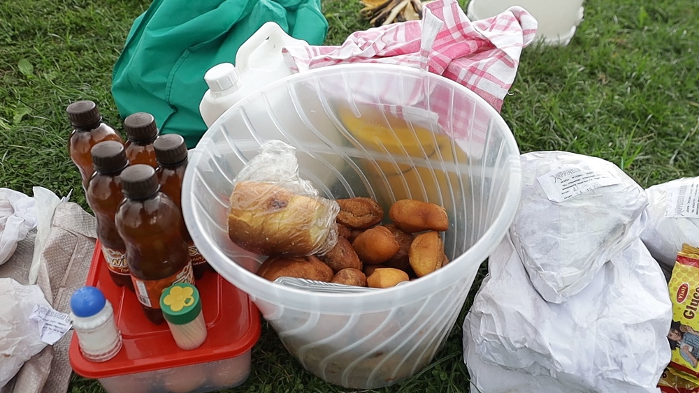 Amandazi, imitobe n'ibindi bicuruzwa mu nkambi