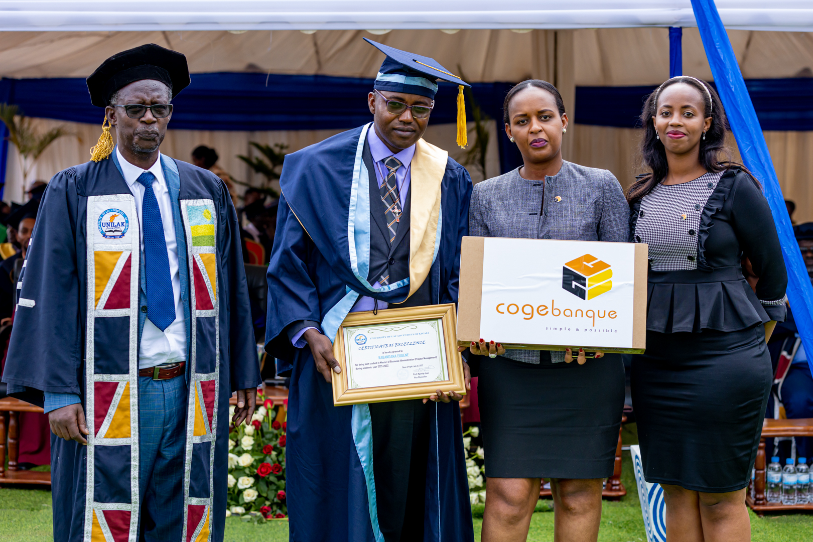 Umukozi ushinzwe Imikoranire n’Abakiliya banini muri Cogebanque, Umurerwa Marie Josée (wa kabiri iburyo), ahemba umunyeshuri witwaye neza mu basoje amasomo muri UNILAK