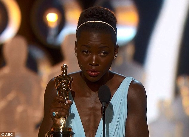 Lupita akimara guhabwa igihemba, yavuze ijambo ryakoze ku mitima ya benshi, aha amarira yanashokaga ku maso.