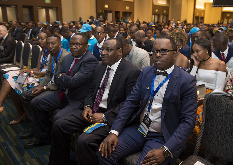 Ambasaderi w'u Rwanda mu Burundi, Amandin Rugira (wa gatatu uhereye iburyo) na Minisitiri w'Imari n'Igenamigambi, Claver Gatete ( wa kabiri hagati) na Nsengiyumva Ramadhan, Umuyobozi wa Sosiyete RwandaCash ikora ibijyanye no kohereza no kwakira amafaranga hagati y'u Rwanda n’u Burayi