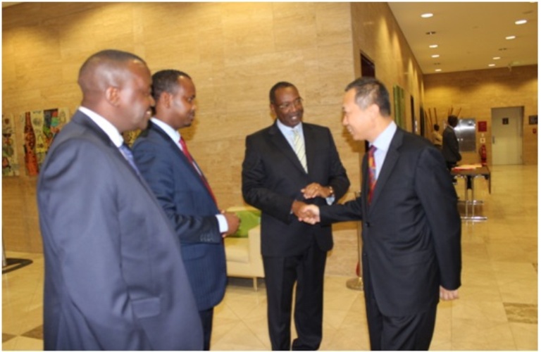 Ambasaderi w'u Rwanda aramukanya na Ambasaderi w'u Bushinwa muri Angola, Aimin Cui