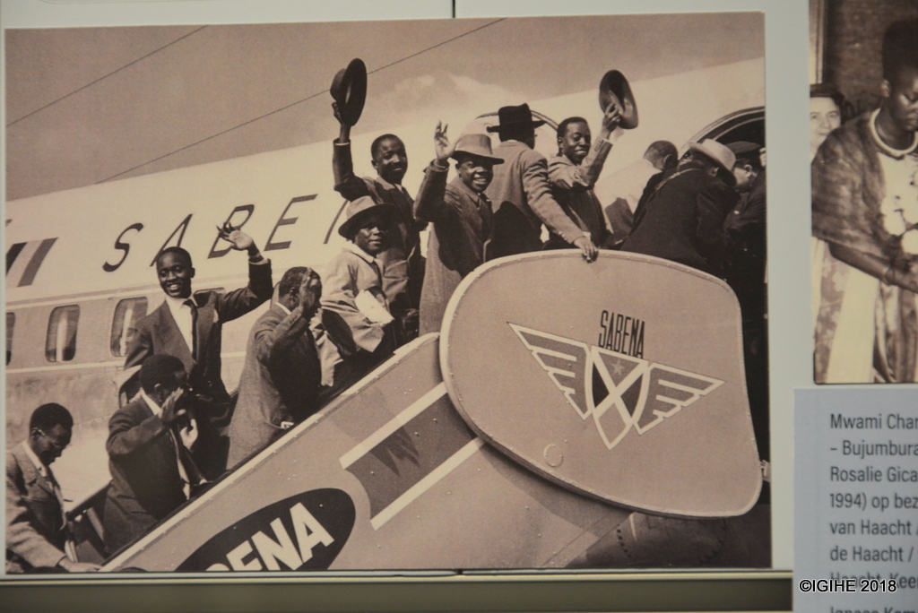 Iyi foto igaragaza igihe Abanyafurika barimo Abanyarwanda, Abarundi n’Abanye-Congo mu imurikagurisha mu Bubiligi mu 1958. Icyo gihe benshi mu bagiye muri iki gihugu ntibabashije gutaha ahubwo bahasize ubuzima. Muri icyo gihe Umujyi wa Bruxelles wasuwe n’abantu barenga miliyoni 42