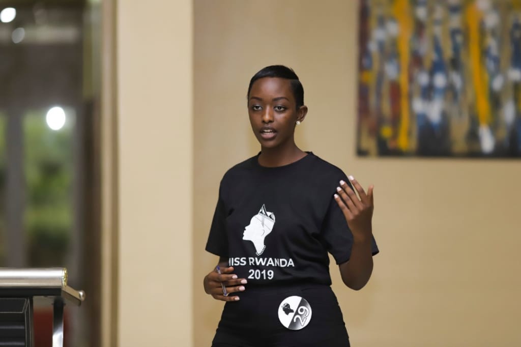 Mu byagendeweho hatangwa amanota kuri uyu munsi harimo n'ubushobozi bw'aba bakobwa mu kuvugira mu ruhame
