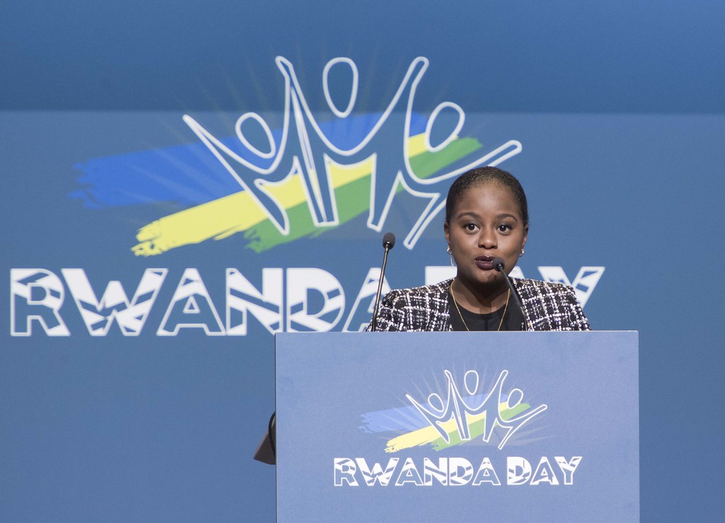 Visi Perezida w’Umuryango w’Abanyarwanda baba mu gace ka Bonn, Omelie Impundu, avuga ijambo ry'ikaze