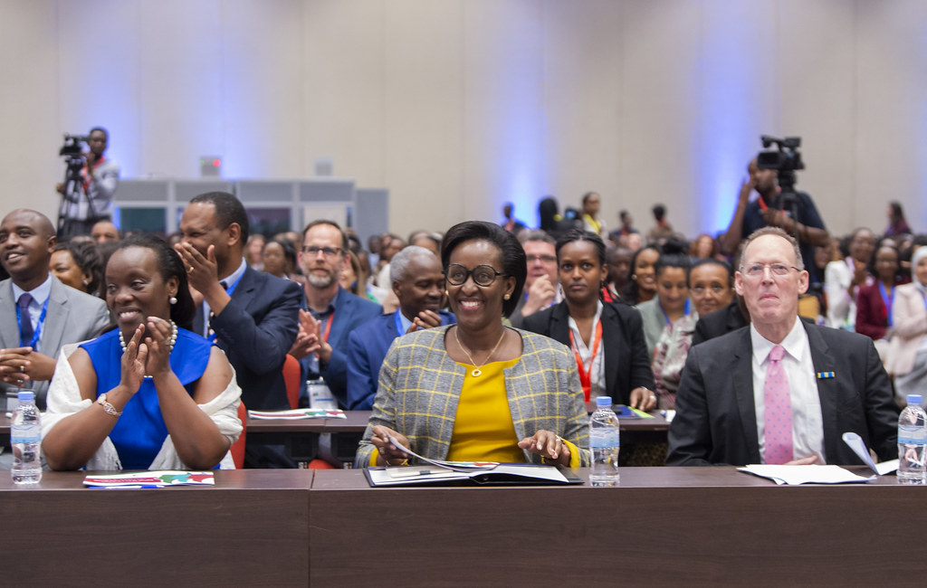 Akanyamuneza kari kose kuri Minisitiri w’Ubuzima Dr Diane Gashumba(ibumoso) na Madamu Jeannette Kagame (Hagati)