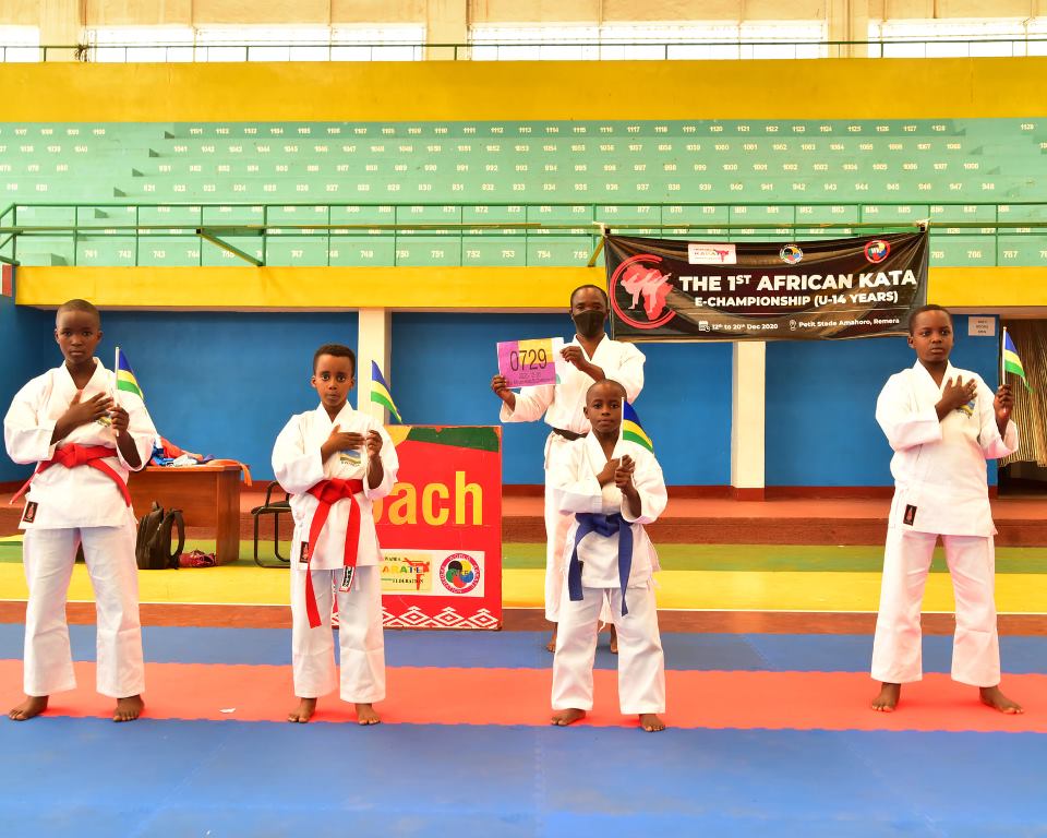 Abakinnyi bane bahagarariye u Rwanda, uhereye ibumoso ni: Isheja Iranzi, Akamanzi Kaela, Nshuti Aimable na Niyonkuru, bari kumwe n'umutoza w’ikipe y’Igihugu ya Karate, Nkuranyabahizi Noël