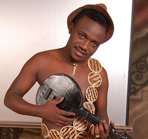 Mani Martin yambaye imyambaro ya gakondo