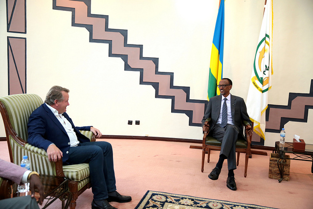 Perezida Paul Kagame yakiriye Julian Ozanne, Umuyobozi wa New Forest Company (NFC)
