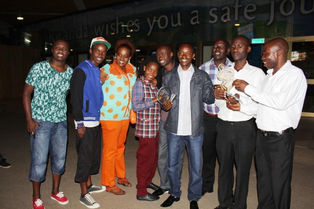 Aha Bahati akimara gushyikirizwa igihembo cye n'abari bagiye muri Kenya; aha nibwo bari bakigera ku kibuga cy'indege i Kanombe