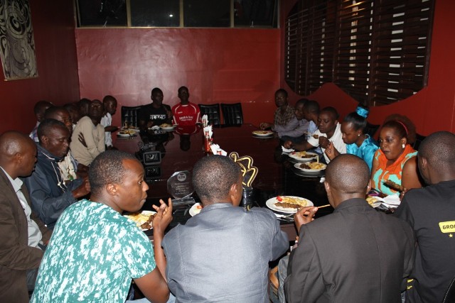 Akigera i Kigali, Bahati yishimiye guhuza inshuti ze ngo bishimire igihembo yahawe
