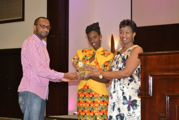 Ciney ahabwa igihembo cya Diva Awards kubera indirimbo ye "Igire"