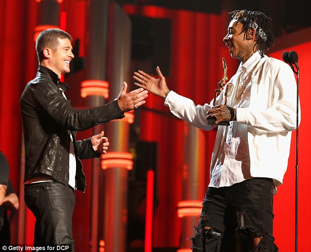 Wiz Khalifa ni we washyikirije Thicke igihembo cya Top R&B Song