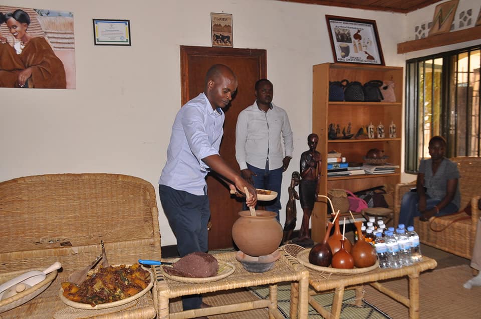 Umuyobozi ushinzwe Umuco muri Minisiteri y'umuco na siporo Mutangana Steven na we yariye ku ifunguro riteguye kinyarwanda