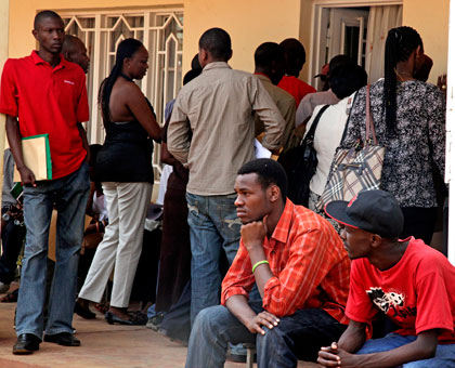 Abantu ni benshi bategereje Noteri ku karere ka Kicukiro kuko n'ab'i Gasabo ari ho berekeje. Foto/The New Times