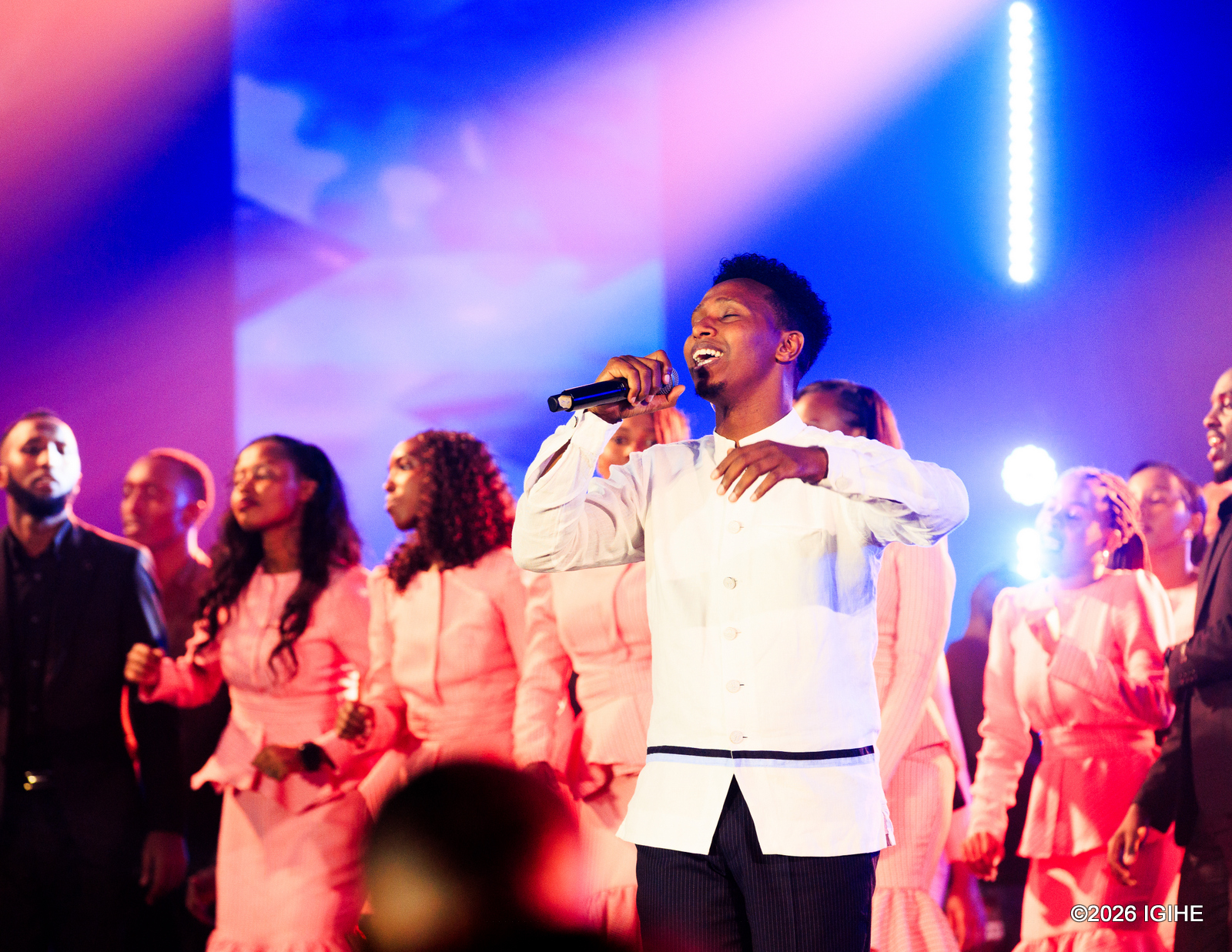 Israel Mbonyi yagaragazaga akanyamuneza ubwo yari ku rubyiniro mu gitaramo cya ‘Gisubizo Ministry’