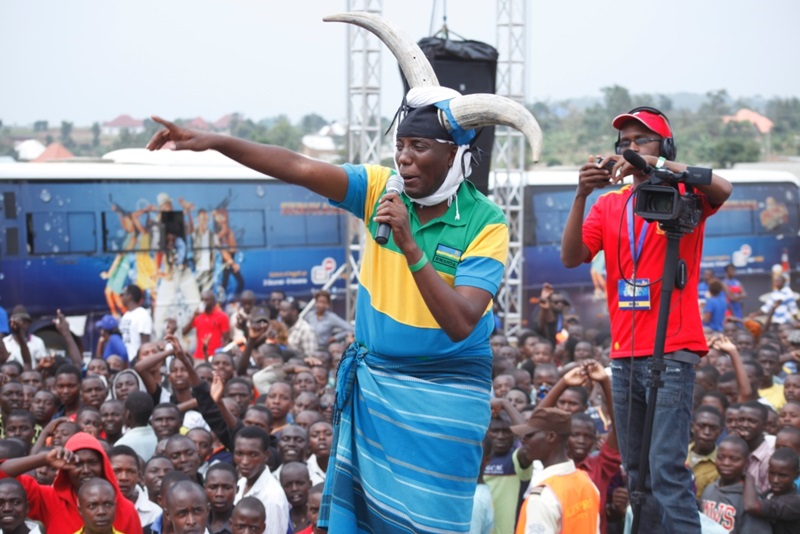 Kwambara amahembe y'inka n'utundi dushya yarabigabanyije