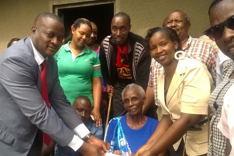 Lt Col Burabyo ashyikiriza Kakindi inkunga bamugeneye