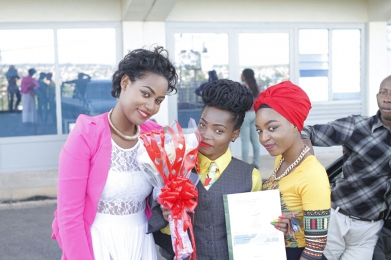 Young Grace yari yatumiye inshuti ngo zize kwishimira igitabo yanditse asoza amashuri