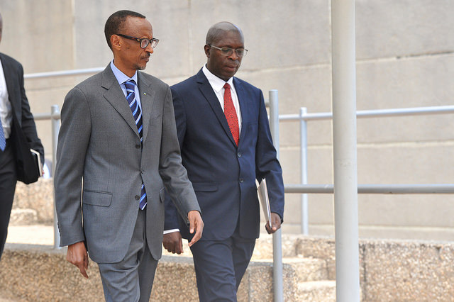 Perezida Kagame na Minisitiri w'Intebe Anastase Murekezi bavuye mu muhango w'irihari rya Guverinoma nshya