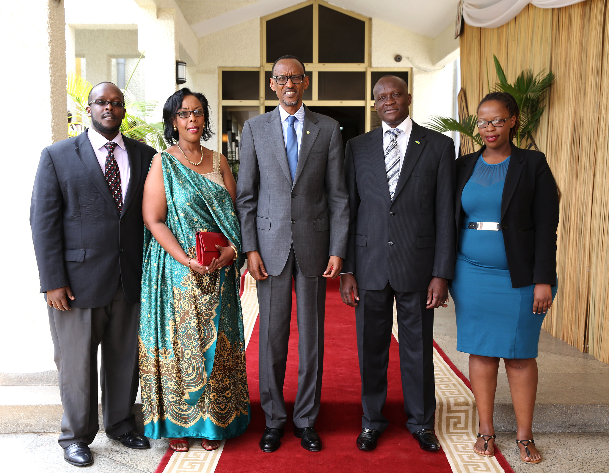 Aha Ambasaderi Habineza n'umuryango we bari kumwe na Perezida Kagame