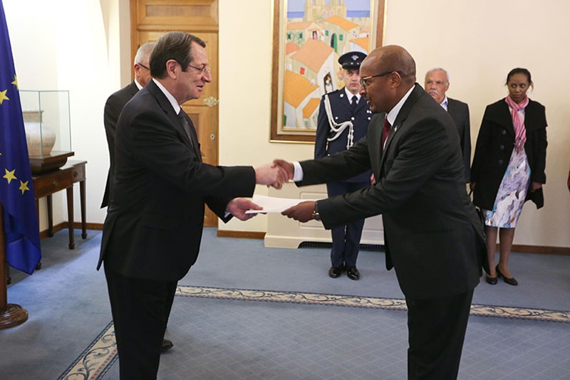 Amb. Rutabana ashyikiriza Perezida Anastasiades impapuro zimwemerera guhagararira u Rwanda