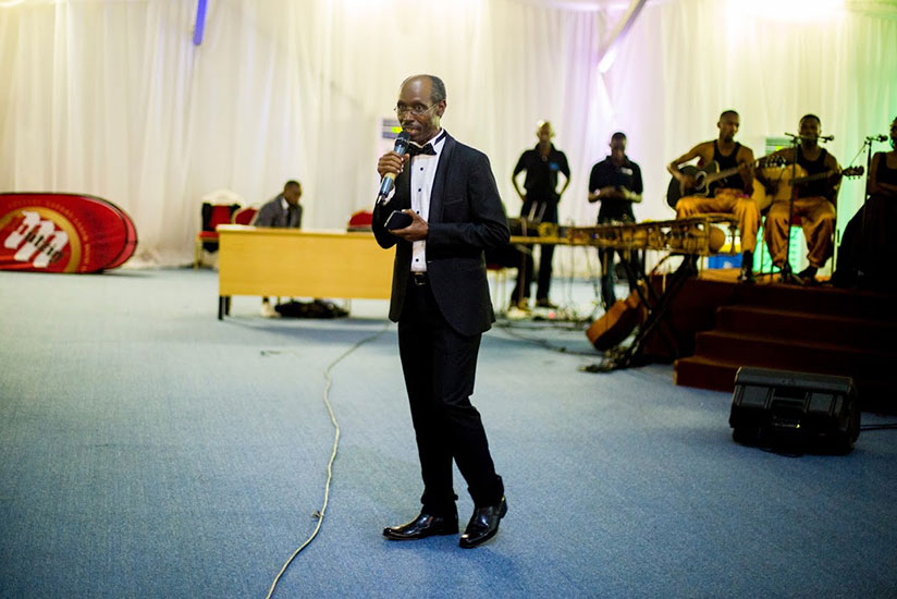 Kennedy Mazimpaka umwe mu bahanga muri sinema yo mu Rwanda mu birori byo gusoza iri serukiramuco
