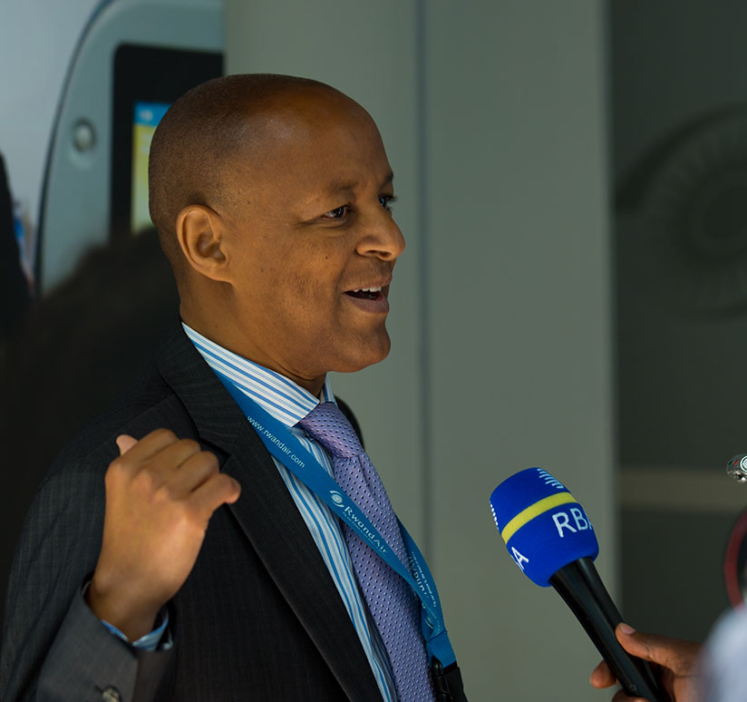Gobena Mikael, Umuyobozi Mukuru wa RwandAir ushinzwe ibijyanye n’ingendo ubwo yaganiraga n’itangazamakuru
