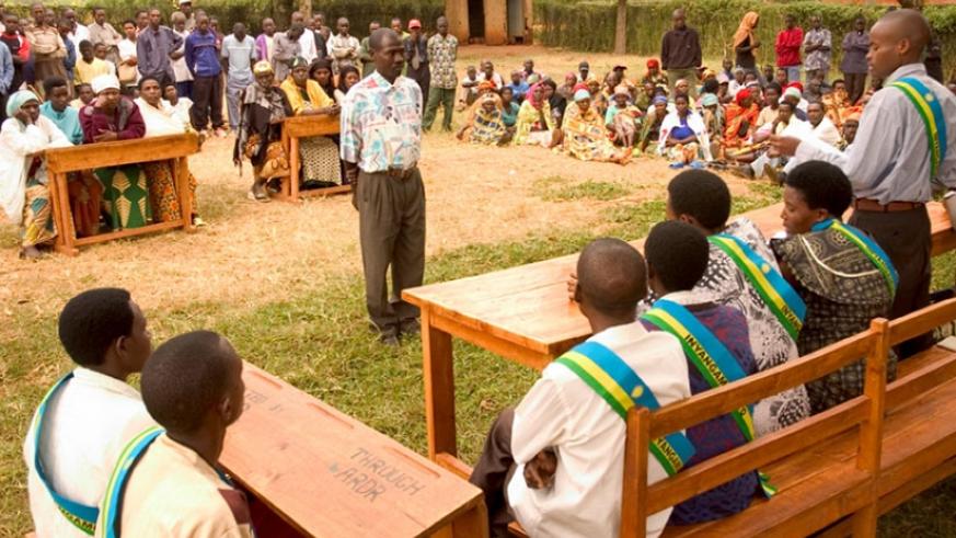 Inkiko Gacaca ziri mu buryo bw’umwimerere nyarwanda mu kwishakira ibisubizo