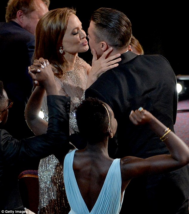 Filimi '12 Years A Slave' yegukanye igihembo, yayobowe na Brad Pitt. Aha Angelina Jolie yarimo aha akabizu Brad nyuma yo gutangazwa ko itsinze.